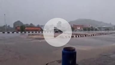 झांसी: बारिश से नगर निगम के दावे हुए फेल, 30 मिनट की बरसात में शहर में जगह-जगह हुआ जलभराव