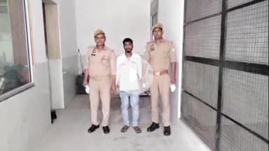 अमरोहा: अमरोहा के मोहल्ला कुरेशी से पुलिस ने अवैध हथियार और कारतूस के साथ एक आरोपी को किया गिरफ्तार