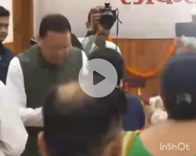 देहरादून: सीएम धामी ने मुख्य सेवक सदन में लोकतंत्र सैनानियों को किया सम्मानित