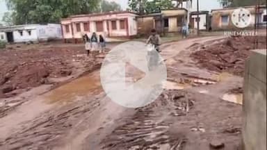 खुरई: गढ़ोला जागीर गांव में सीएम राइज स्कूल के रास्ते पर कीचड़ से परेशान बच्चे, ग्रामीणों ने SDM को सौंपा ज्ञापन