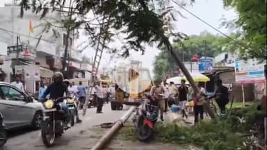 बरेली: डीएम ऑफिस के पास गिरा बिजली का खंभा, नगर निगम ने तुरंत शुरू कराया पोल बदलने का काम; लगा जाम