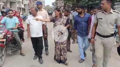 बेतिया: हल्की बरसात में जल जमाव होने पर महापौर दल-बल के साथ छावनी-राज ड्योढ़ी रोड पर पहुंचीं