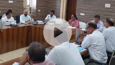 टोंक: कलेक्ट्रेट सभागार में जिला कलेक्टर कल्पना अग्रवाल ने अधिकारियों की बैठक ली