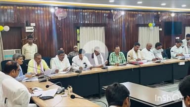 भभुआ: मुंडेश्वरी सभागार में जिला निर्वाचन पदाधिकारी सह DM ने मतदान केंद्रों के युक्तिकरण पर बैठक आयोजित की