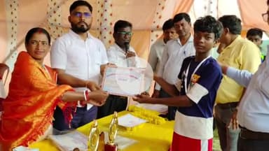 बलियापुर: खेतटांड़ में प्रखंड स्तरीय फुटबॉल टूर्नामेंट संपन्न, बलियापुर के अंचल अधिकारी प्रवीण कुमार ने दिया पुरस्कार