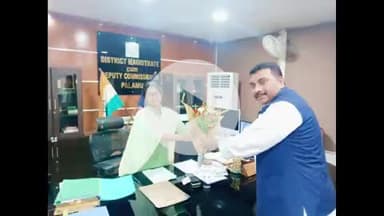 पांकी: पांकी विधान सभा के पूर्व कांग्रेस प्रत्याशी लाल सूरज ने पलामू के नए उपायुक्त को बुके देकर किया सम्मानित