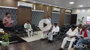 सासाराम: रोहतास जिला निर्वाचन पदाधिकारी सह जिला पदाधिकारी उदिता सिंह की उपस्थिति में कई पार्टी के अध्यक्षों और सचिवों की हुई बैठक