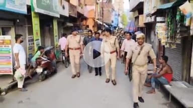 बरेली। जिलाधिकारी अविनाश सिंह एवं वरिष्ठ पुलिस अधीक्षक अनुराग आर्य ने पुलिस /प्रशासनिक अधिकारियों तथा पुलिस बल के साथ