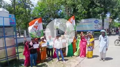 सुपौल: युवा कांग्रेस ने आवास सहायकों के समर्थन में शांतिपूर्ण प्रदर्शन किया