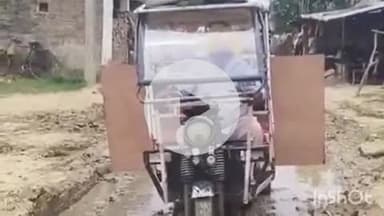 बलरामपुर: चौधरी डीह चौराहे पर बरसात से कीचड़ के कारण आवागमन में हो रही परेशानी, वाहन अक्सर फंस जाते हैं कीचड़ में