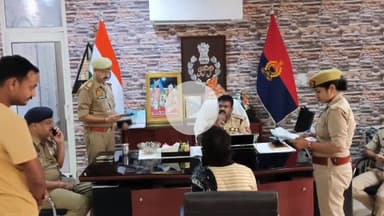 झांसी: वरिष्ठ पुलिस अधीक्षक कार्यालय में एसएसपी ने फरियादियों की सुनी समस्याएं, संबंधित को दिए आवश्यक निर्देश