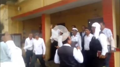 मिर्ज़ापुर: सदर तहसील प्रांगण में अधिवक्ता और राजस्व निरीक्षक के विवाद को लेकर अधिवक्ताओं ने तहसीलदार व कानूनगो के खिलाफ की नारेबाजी