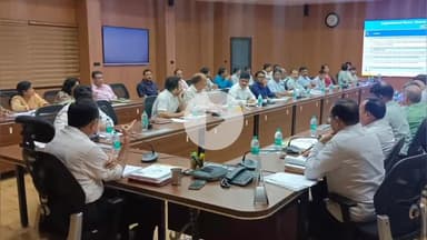 झांसी: कमिश्नर कार्यालय में मण्डलायुक्त ने कर-करेत्तर, राजस्व संग्रह और विकास कार्यों की समीक्षा बैठक की, दिए आवश्यक निर्देश