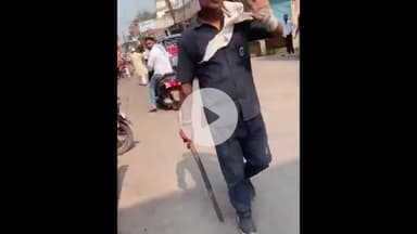 बड़ौत: बड़ौत में सफाई कर्मचारी ने नगर पालिका सफाई इंस्पेक्टर पर डंडा लेकर किया हमला, वीडियो हुआ वायरल, लोगों ने किया बीच-बचाव