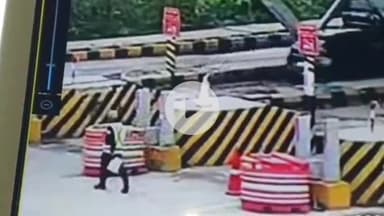 गढ़बोर: मांडावाडा टोल नाके पर बड़ा हादसा, बीकानेर से आ रही कार टोल प्लाजा से टकराकर पलटी, 5-6 लोग घायल