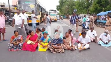 தொட்டியம்: தொட்டியத்தில்  கூட்டுறவு வங்கியில் வைப்பு நிதி மற்றும் நகைகள் மீது கையாடல் செய்ததாக குற்றச்சாட்டு -வாடிக்கையாளர்கள்  சாலையில் திடீர் மறியல்