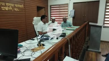 अंबड: अंबड तहसील कार्यालयात तलाठी मंडळ अधिकारी कर्मचाऱ्यांची बैठक संपन्न तहसीलदार विजय चव्हाण यांची माहिती