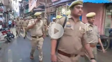 झांसी: झांसी कोतवाली पुलिस ने पैदल गश्त की, सुरक्षा व्यवस्था का लिया जायजा, संवेदनशील इलाकों में की गश्त