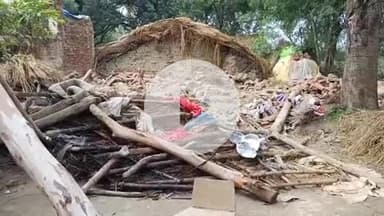 मंझनपुर: रामाधीन का पूरा में छत पर मिट्टी डालते समय कच्चा मकान गिरा, पति-पत्नी दबे, पति को आया होश, पत्नी की हुई मौत