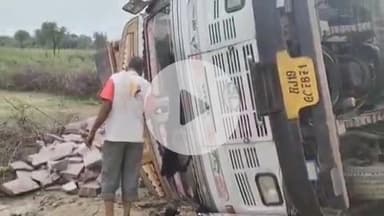 मारवाड़ जंक्शन: मारवाड़ जंक्शन बिठौड़ा निर्माणाधीन सड़क पर दलदल के कारण पलटा ट्रक, चालक ने कूदकर बचाई जान