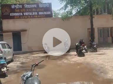 कटनी केंद्रीय विद्यालय झिंझरी आज से शुरुआत हुई जिसमें फॉर्म लेने लगी भारी भीड़ फॉर्म खत्म होने