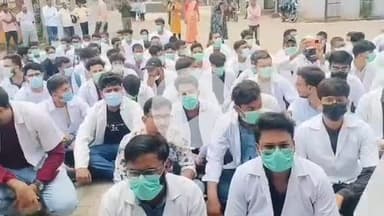 मेदिनीनगर (डालटनगंज): मेदिनीराय मेडिकल कॉलेज हॉस्पिटल के प्राचार्य के खिलाफ जूनियर डॉक्टरों का प्रदर्शन, हटाने की मांग