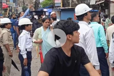 कांके: रांची के हनुमान मंदिर के पास रांची नगर निगम का अतिक्रमण हटाओ अभियान