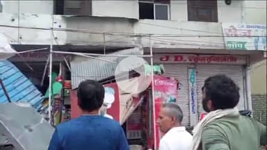 लाडपुरा: रेलवे स्टेशन क्षेत्र में एक पुरानी जर्जर इमारत का छज्जा गिरा, बड़ा हादसा टला