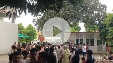 बहराइच: शादाब के हत्यारों को फांसी की मांग और फरार अभियुक्तों की गिरफ्तारी के लिए परिवार के लोग पहुंचे कोतवाली देहात