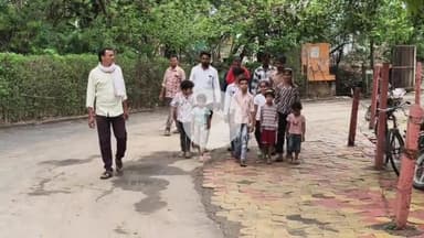 बीना: ग्राम लखाहार से सिरचोपी के बीच अधूरा पुल, ठेकेदार ने छोड़ा, ग्रामीण बच्चों संग तहसील पहुंचे