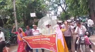 मेदिनीनगर (डालटनगंज): पलामू: बर्खास्त 251 अनुसेवकों ने समायोजन की मांग को लेकर किया प्रदर्शन, दो दिवसीय आंदोलन शुरू