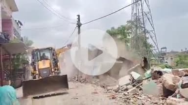 रहुई: धमौली बाजार में प्रशासन ने भारी सुरक्षा के साथ अतिक्रमण की दुकानों को कराया मुक्त