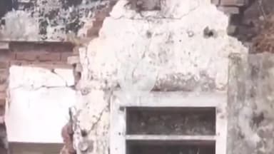 हुज़ूर: भोपाल के टीटी नगर में नगर निगम ने खाली पड़े जर्जर मकानों पर चलाया बुलडोजर