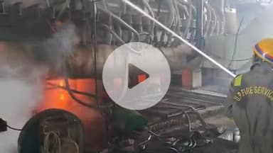 फिरोज़ाबाद: इंडस्ट्रीज एरिया स्थित ग्लास फैक्ट्री में भट्टी लीकेज होने से लगी आग