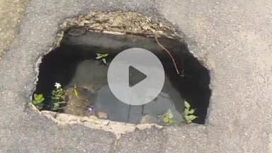 मेदिनीनगर (डालटनगंज): वार्ड 13 जेलहाता रेलवे लाइन किनारे नाली की निकासी तीन साल से बंद, बारिश होने पर घरों में कैद हो जाते हैं लोग #jansamasya