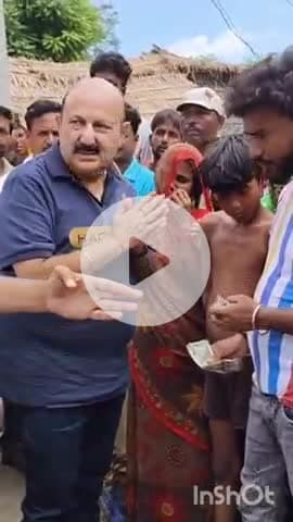 पलिया: कुकरा गांव के युवक की बाघ के हमले से हुई मौत पर पलिया विधायक ने मृतक के पिता को दी आर्थिक सहायता राशि