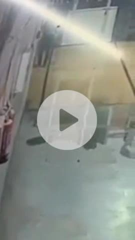 कानपुर: जिला उर्सला अस्पताल में सुपरवाइजर ने पोछा लगने के दौरान डॉक्टर को रोका, डॉक्टर ने 1 मिनट में सुपरवाइजर को मारे कई थप्पड़