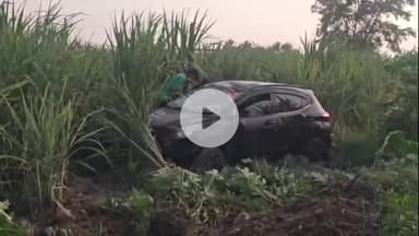 अमरोहा: डिडौली के नेशनल हाईवे 9 पर गांव ढकिया चमन के सामने तेज रफ्तार कार अचानक पलटी, कई मीटर दूर जाकर खाई में गिरी, दो घायल