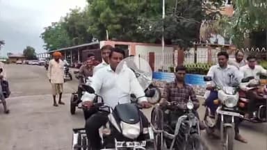 खरगौन: ज़िले भर के दिव्यांगों ने पेंशन राशि बढ़ाने की मांग को लेकर कलेक्ट्रेट में पहुंचकर सौंपा ज्ञापन