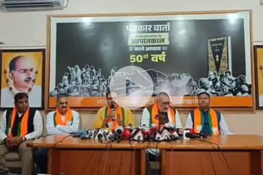 कांके: हरमू स्थित बीजेपी कार्यालय में मंत्री गिरिराज सिंह ने आपातकाल को लेकर इंदिरा गांधी पर साधा निशाना