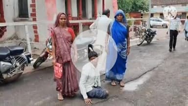 खुरई: तहसील परिसर में अपने दिव्यांग बेटे का आधार कार्ड अपडेट कराने के लिए भटक रही महिला