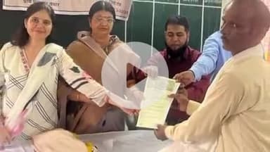 टोंक: जिला प्रमुख सरोज बंसल ने बम्मोर में आयोजित शिविर में पहुंचकर आवासीय पट्टे किए वितरित