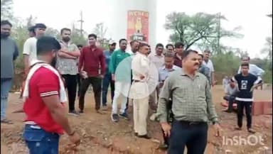 कटनी नगर: बाबा घाट समेत मूंगा बाई इलाके में सड़क खराब होने पर स्थानीय लोगों ने किया प्रदर्शन, रेलवे से की सड़क बनाने की मांग