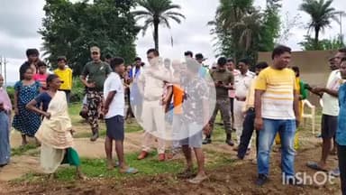 चकाई: चकाई प्रखंड अंतर्गत पोझा पंचायत के दुम्मा गांव में दबंगों द्वारा रास्ता अतिक्रमण करने पर ग्रामीणों ने सीओ को दिया आवेदन