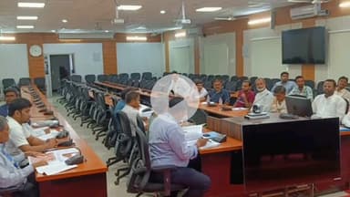 बेतिया: समाहरणालय सभागार में जिला निर्वाचन पदाधिकारी ने राजनैतिक दलों के अध्यक्षों/सचिवों के साथ की बैठक