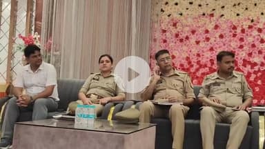 धनौरा: गजरौला शहर के एक होटल में पुलिस प्रशासन ने मोहर्रम व कावड़ यात्रा को लेकर अमन कमेटी की बैठक का आयोजन किया