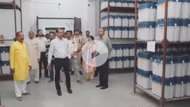 सिंगरौली: जिला निर्वाचन अधिकारी और राजनैतिक दलों के प्रतिनिधियों ने स्ट्रांग रूम का निरीक्षण किया