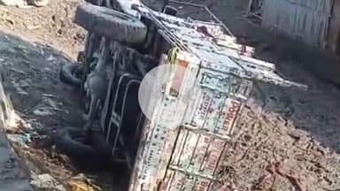 बलिया: तुलसी टोल वार्ड संख्या तीन में डीजे लदा वाहन पलटा, चालक को मामूली चोटें आईं