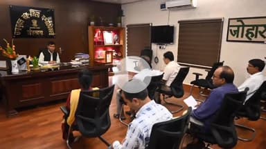 लोहरदगा: समाहरणालय में उपायुक्त ने की आपूर्ति विभाग की समीक्षा, समय पर खाद्यान्न वितरण का दिया निर्देश