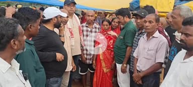 बूरमू: विधायक सुरेश कुमार बैठा ने बुढ़मू प्रखंड के कनाड़ी निवासी के घर जाकर दी श्रद्धांजलि